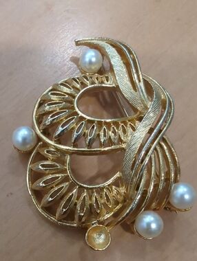 Gold Faux Pearl Swirl Lisner Vintage Brooch